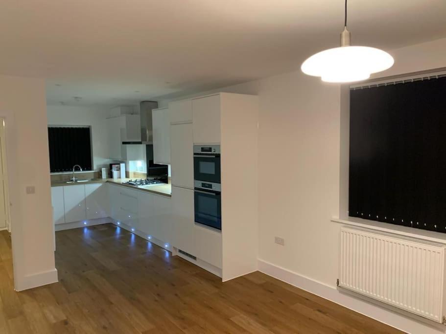 Brand New Entire 4 Bed House Multiple Free Parking Early Check-In Late Check- Out Allowed South Ockendon Exterior photo