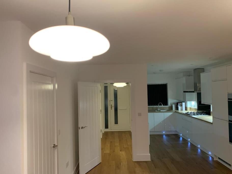 Brand New Entire 4 Bed House Multiple Free Parking Early Check-In Late Check- Out Allowed South Ockendon Exterior photo