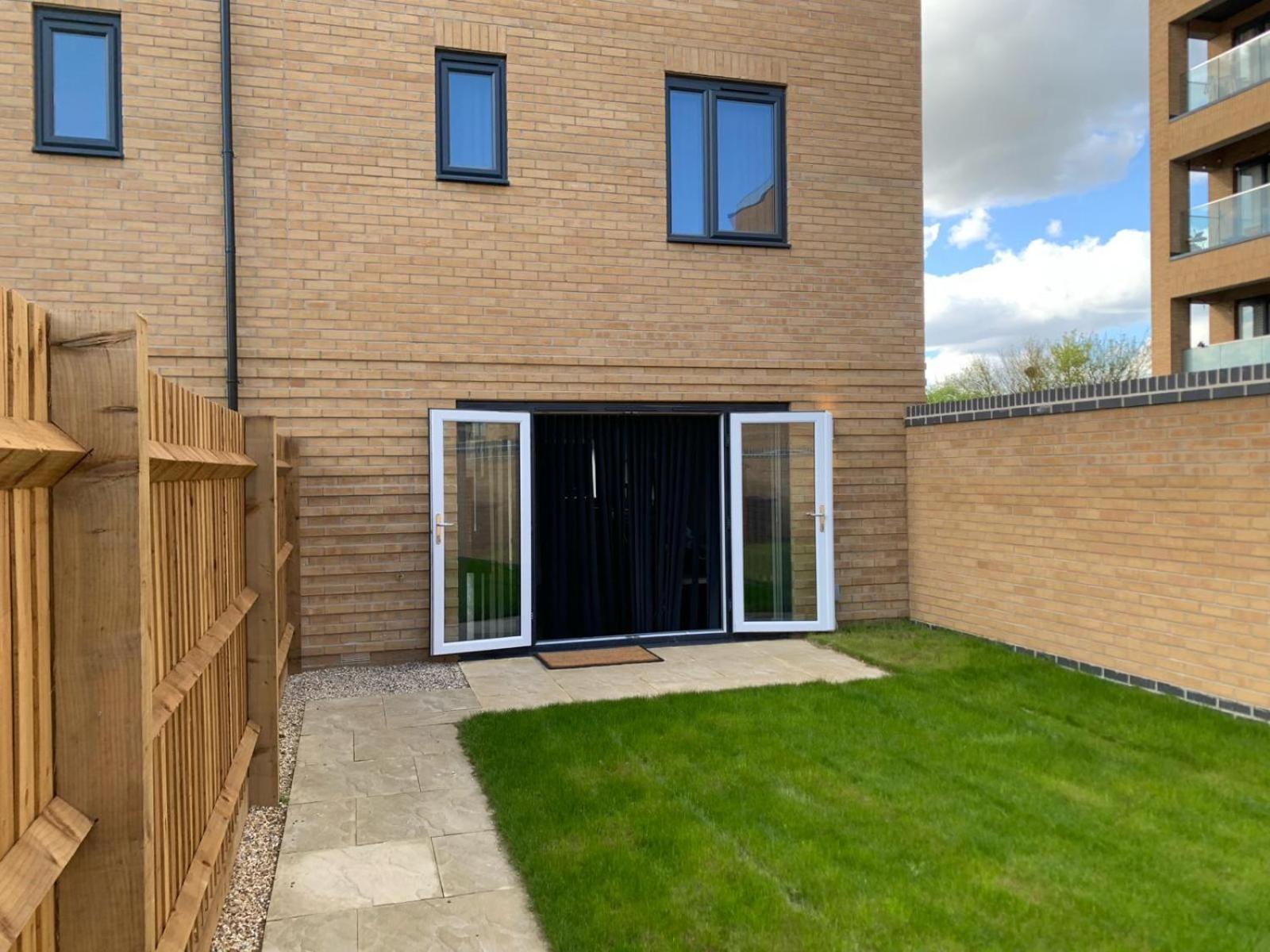 Brand New Entire 4 Bed House Multiple Free Parking Early Check-In Late Check- Out Allowed South Ockendon Exterior photo